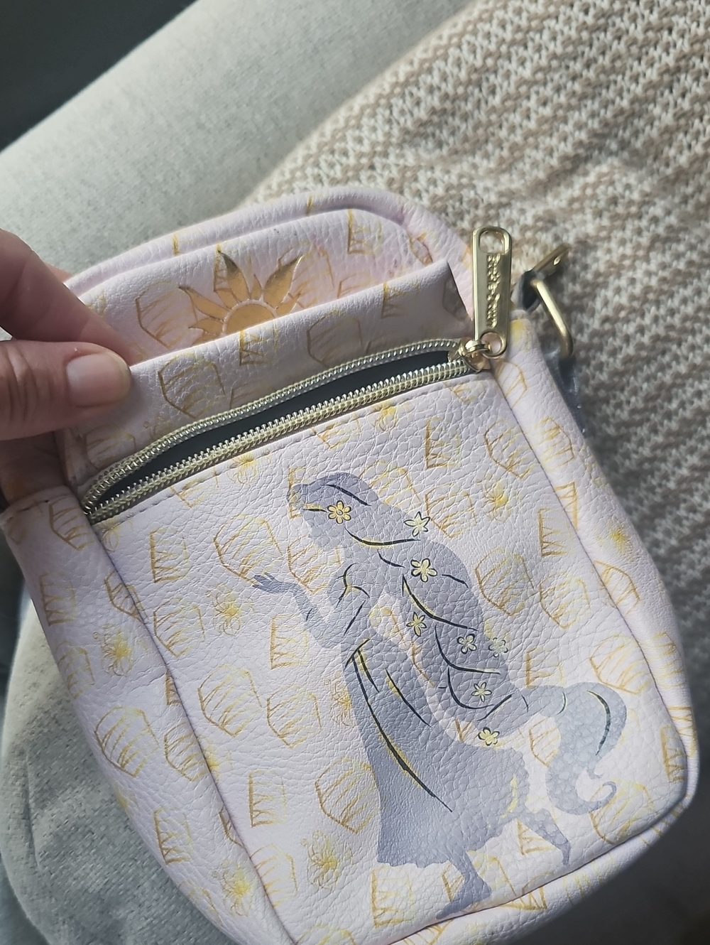 AWESOME DISNEY BUCKLE DOWN  TANGLED SATCHEL CROSSBODY BAG - Picture 7 of 9